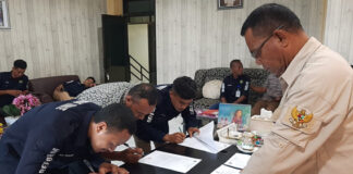 Kakankemenag Ternate Serahkan SK PPNPN, Pesan Jaga Kode Etik Selaku Pegawai Kemenag