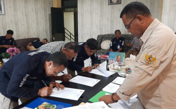 Kakankemenag Ternate Serahkan SK PPNPN, Pesan Jaga Kode Etik Selaku Pegawai Kemenag