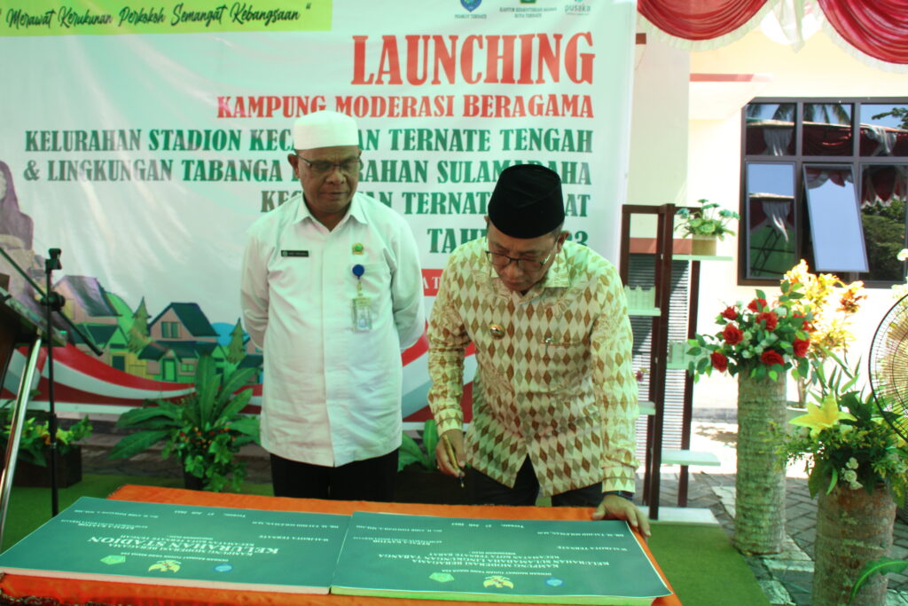 walikota ternate menadatangani plakat peresmian KMB kota ternatr 2023