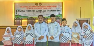 Siswa Juara Festival Galatama Ternate Terima Penghargaan