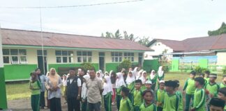 Dorong Budaya Literasi, Kasi Penmad Sambangi Madrasah di Sasa dan Gambesi