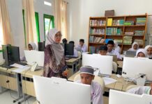 Pastikan TKA Berjalan Lancar, Kasubbag TU Kemenag Ternate Pantau Pelaksanaan di Sejumlah Madrasah