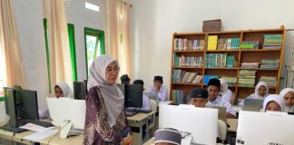 Pastikan TKA Berjalan Lancar, Kasubbag TU Kemenag Ternate Pantau Pelaksanaan di Sejumlah Madrasah