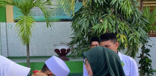 Wakili Kakankemenag, Mewati Buka Ujian Madrasah di MIN 1 Ternate
