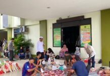 Berbagi di Hari Raya Kurban, Kemenag Ternate Serahkan Daging dan Bantuan Beras