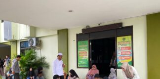 Berbagi di Hari Raya Kurban, Kemenag Ternate Serahkan Daging dan Bantuan Beras