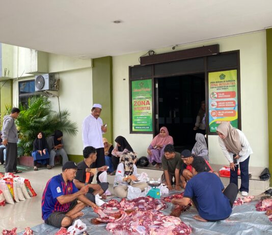 Berbagi di Hari Raya Kurban, Kemenag Ternate Serahkan Daging dan Bantuan Beras