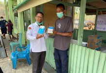 Peduli Warga Terdampak Kebakaran, Kemenag Ternate Bagikan 20 Kardus Masker