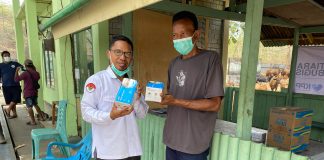 Peduli Warga Terdampak Kebakaran, Kemenag Ternate Bagikan 20 Kardus Masker